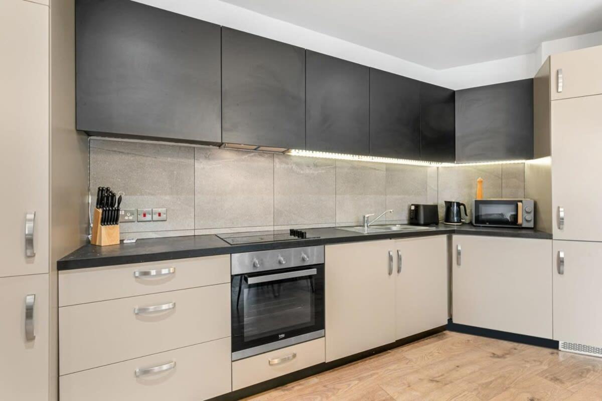 Spacious 1 Bedroom Apartment In Central 沃金 外观 照片