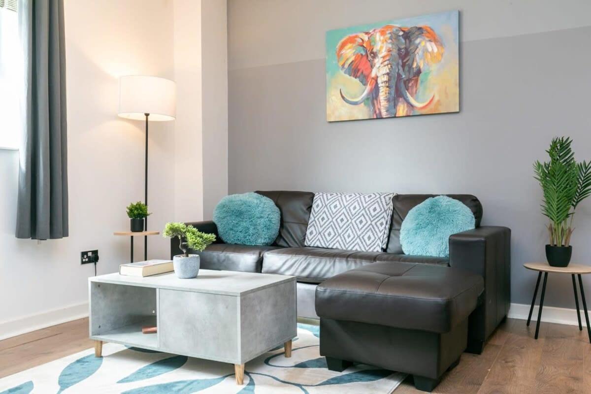 Spacious 1 Bedroom Apartment In Central 沃金 外观 照片