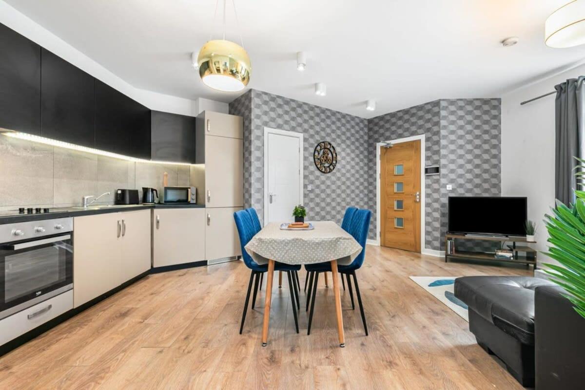 Spacious 1 Bedroom Apartment In Central 沃金 外观 照片